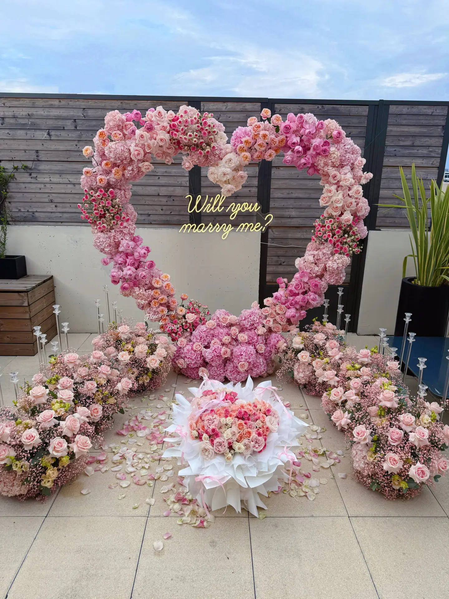 Demande en mariage arche coeurs roses